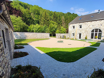 Cour de fermette aménagée — vue finale