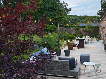 Terrasse livrée, espace salon — Haccourt