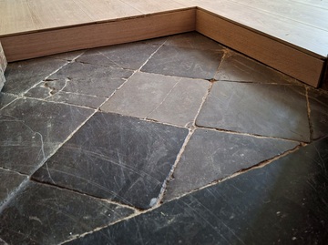 Plancher isolé contournant les dalles de pierre bleue — isolation non destructive