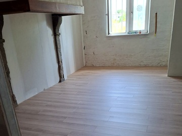 Pièce finie, parquet stratifié sur plancher isolé — isolation non destructive