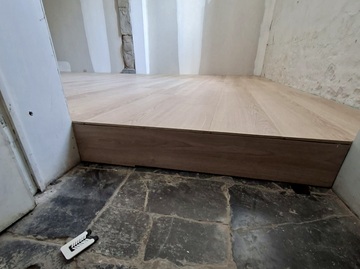Chant du plancher surélevé sur dalles de pierre bleue — isolation non destructive