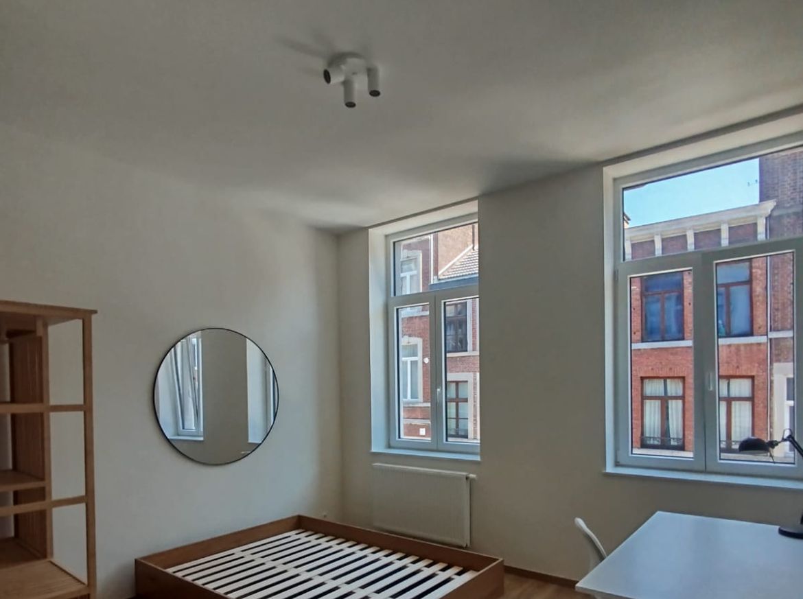 Chambre après travaux, plafond et sol finis, baies agrandies — appartements Liège