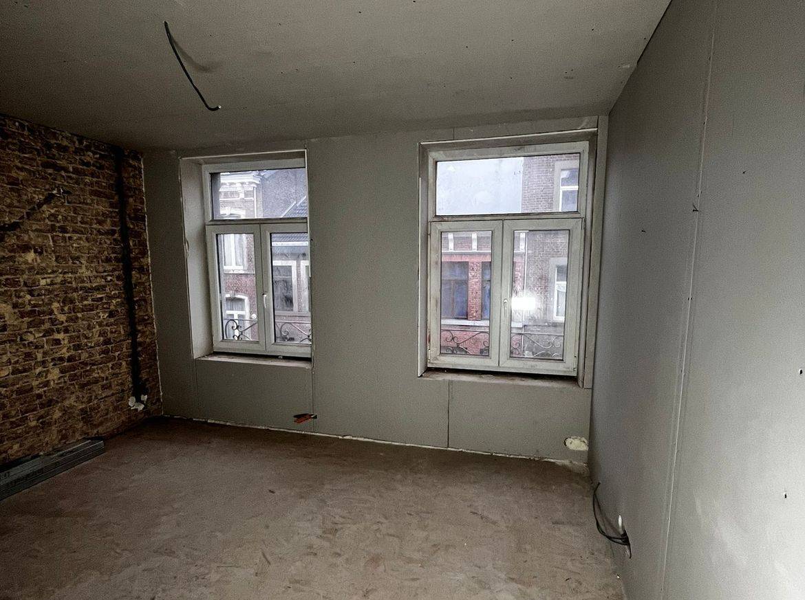 Chambre avant travaux, sol brut — appartements Liège