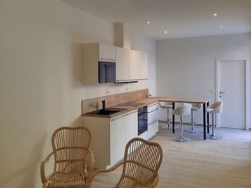 Cuisine ouverte et séjour rénovés — appartements Liège