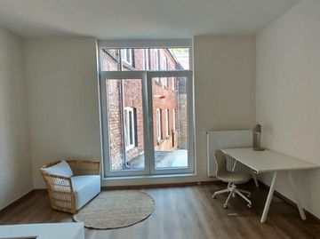 Séjour avec porte-fenêtre, cloisons et sol neufs — appartements Liège