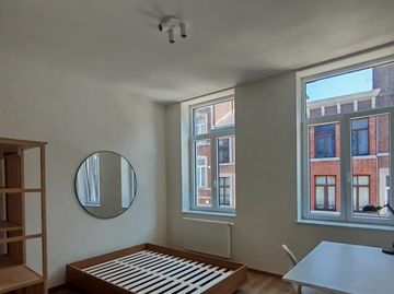 Chambre rénovée, faux plafond et sol neuf — appartements Liège