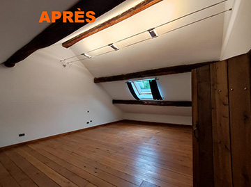 Combles rénovés, éclairage rail et parquet — fermette Liège